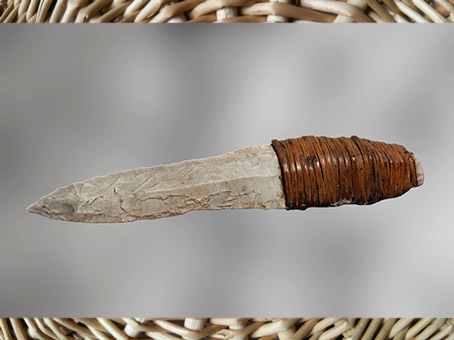 D'après un couteau, lame en silex et manche en osier, Isère, France, France, néolithique. (Marsailly/Blogostelle)