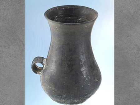 D’après un gobelet à anse, céramique noire, culture de Longshan, 2500- 1800 avjc, Henan, néolithique, Chine ancienne. (Marsailly/Blogostelle)