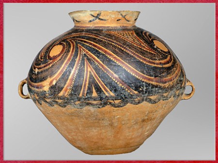 D’après une jarre, terre cuite peinte, motifs tournoyants, engobe rouge et noir, culture de Yangshao, 5000- 2500 avjc, néolithique, Chine ancienne. (Marsailly/Blogostelle) 