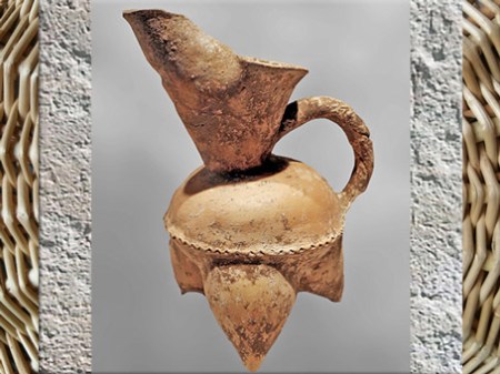 D’après un pichet tripode, à bec verseur, terre cuite, culture de Dawenkou, vers 4300- 2400 avjc, néolithique, Chine ancienne. (Marsailly/Blogostelle)