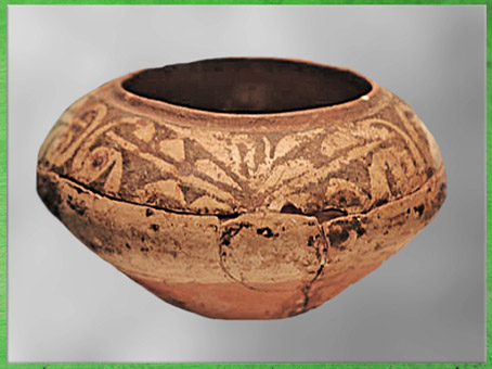 D’après une jatte, terre cuite peinte, thème végétal, culture de Dawenkou, vers 4300- 2400 avjc, néolithique, Chine ancienne. (Marsailly/Blogostelle)