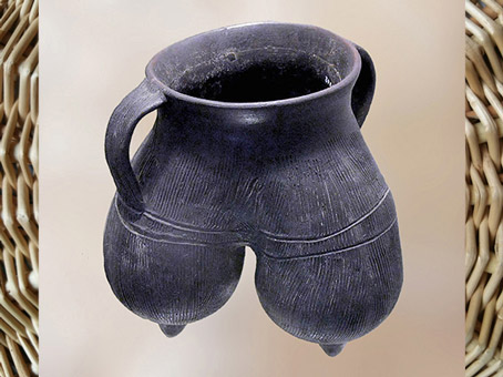 D’après une marmite tripode, pieds-mamelles, céramique noire, culture de Longshan, 2500- 1800 avjc, Henan, néolithique, Chine ancienne. (Marsailly/Blogostelle)