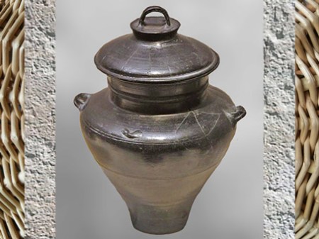 D’après un chaudron à couvercle, céramique tournée, à lustrage noir, culture de Longshan, 2500- 1800 avjc, néolithique, Chine ancienne. (Marsailly/Blogostelle)