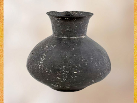D’après un vase, céramique noire tournée, vers 3000 -1900 avjc, culture de Longshan province de Shandong, néolithique, Chine ancienne. (Marsailly/Blogostelle)