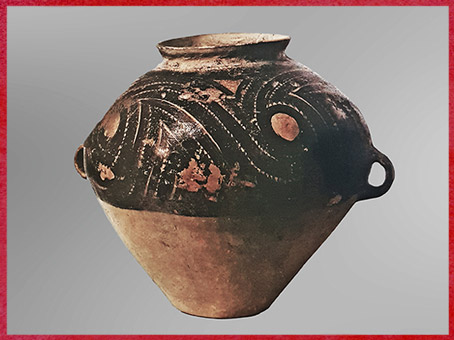 D’après une jarre funéraire, céramique peinte, lustré noir brillant, 2000-1500 avjc, Longshan, fin néolithique, Chine ancienne. (Marsailly/Blogostelle) 