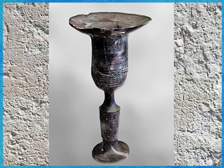 D’après une coupe à boire, céramique noire, culture de Longshan, 2500- 1800 avjc, Henan, néolithique, Chine ancienne. (Marsailly/Blogostelle) 