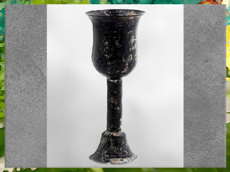 D’après une coupe à boire, céramique noire tournée, vers 2500 -1800 avjc, culture de Longshan néolithique, Chine ancienne. (Marsailly/Blogostelle)