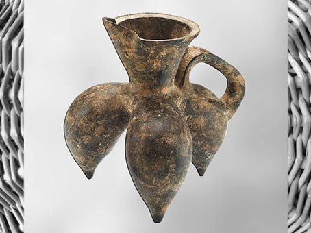 D’après un pichet tripode, pieds- mamelles, bec verseur, terre cuite, traces de rehauts noirs, culture de Longshan, 2500- 1800 avjc, Henan, néolithique, Chine ancienne. (Marsailly/Blogostelle)