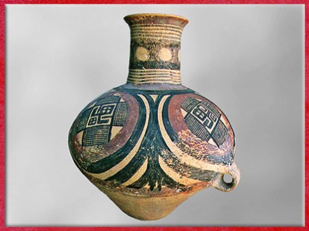 D’après un vase à haut col, céramique peinte, caractère “tian” et svastikas, vers 2200-1800, culture de Majiayao, néolithique, Chine ancienne. (Marsailly/Blogostelle)