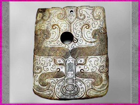 D’après le motif archaïque du taotie, hache en jade, vers 4300-2600, Beixin-Dawenkou, néolithique, Chine ancienne. (Marsailly/Blogostelle)