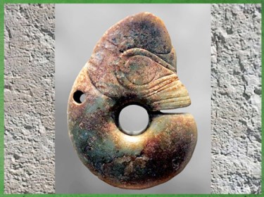 D’après une amulette, dragon-larve, jade, culture de Longshan, 4700-3000 avjc, Liaoning, néolithique, Chine ancienne. (Marsailly/Blogostelle)