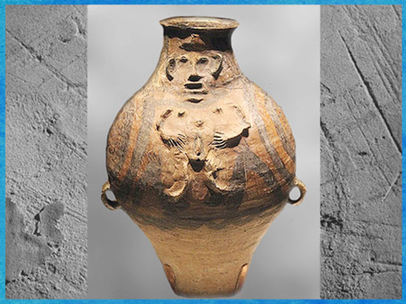 D’après une jarre, figure humaine en relief, terre cuite peinte, culture de Majiayao, période Machang, 2400-2000 avjc,, néolithique, Chine ancienne. (Marsailly/Blogostelle)
