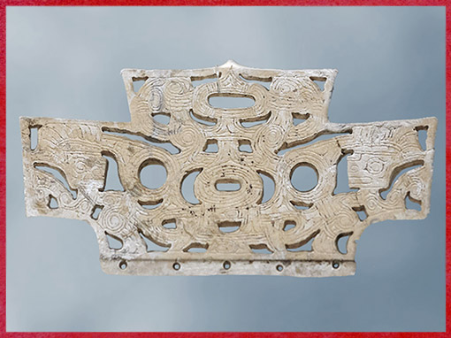 D’après un peigne, sculpture sur jade, 3200-2200 avjc, culture de Liangzhu, fin néolithique, Chine ancienne. (Marsailly/Blogostelle) 