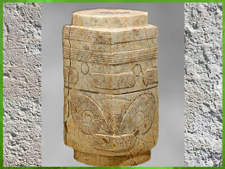 D’après une perle de forme cong, jade blanc sculpté, motif mufle-taotie, 3200-2200 avjc, culture de Liangzhu, fin néolithique, Chine ancienne. (Marsailly/Blogostelle) 