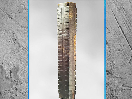 D’après un jade Cong, extérieur quadrangulaire, étages multiples, 3300-2000 avjc, culture de Liangzhu, fin néolithique, Chine ancienne. (Marsailly/Blogostelle) 