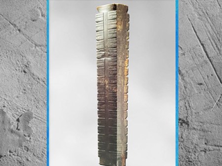 D’après un jade Cong, extérieur quadrangulaire, étages multiples, 3300-2000 avjc, culture de Liangzhu, fin néolithique, Chine ancienne. (Marsailly/Blogostelle) 