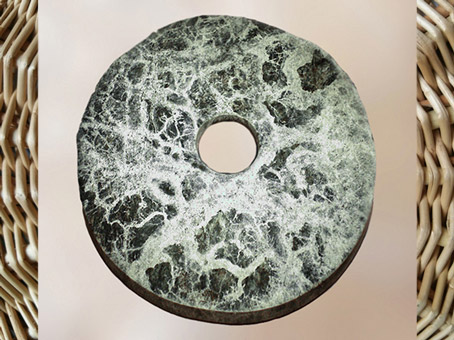 D'après un disque bi, jade vert à veines blanches, culture de Liangzhu, 3200-2200 avjc, site de Yuhang, Zhejiang, fin néolithique, Chine ancienne. (Marsailly/Blogostelle)