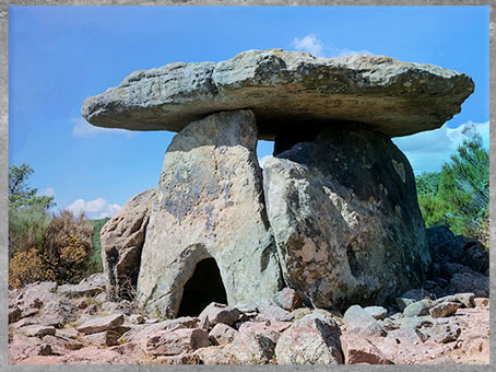D'après le dolmen-table de Grandmont, Languedoc-Roussillon, France, mégalithes, néolithique. (Marsailly/Blogostelle)