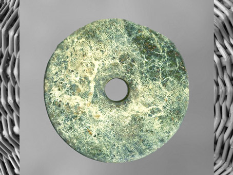 D'après un disque bi, jade vert veiné, culture de Liangzhu, 3200-2200 avjc, site de Yuhang, Zhejiang, fin néolithique, Chine ancienne. (Marsailly/Blogostelle) 