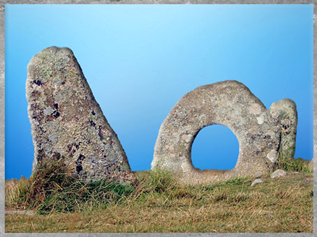 D'après le dolmen dit Men-an-Tol, Cornouailles, Cornwall, Royaume-Uni, mégalithes, néolithique. (Marsailly/Blogostelle)