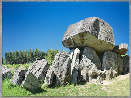 D'après un dolmen, allée couverte, Pierre-Folle de Montguyon, Charente-Maritime, France, mégalithes, néolithique. (Marsailly/Blogostelle)