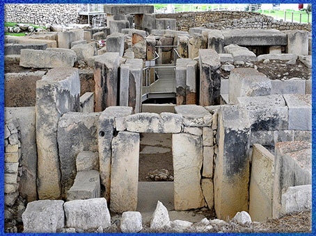 D'après les temples de Tarxien, mégalithes, Hal Saflieni, IVe- IIIe millénaire avjc, Malte, sanctuaire néolithique. (Marsailly/Blogostelle)