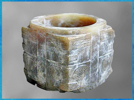 D'après un jade cong, circulaire au centre, quadrangulaire à l'extérieur, à motif taotie, culture de Liangzhu, 3200-2200 avjc, néolithique, Chine ancienne. (Marsailly/Blogostelle) 