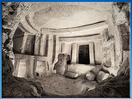 D'après l'hypogée de Hal Saflieni, creusée dans la roche, chambres funéraires, IVe- IIIe millénaire avjc, Malte, néolithique. (Marsailly/Blogostelle)