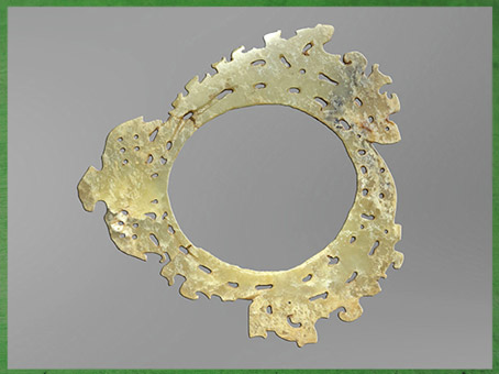 D’après un disque de jade ouvragé, vers 2000 - 1600 avjc, culture de Longshan, néolithique, Chine ancienne. (Marsailly/Blogostelle) 