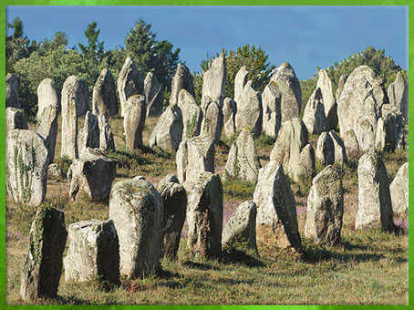D'après des alignements de menhirs, pierres fichées en terre, Carnac, Bretagne, France, néolithique. (Marsailly/Blogostelle)