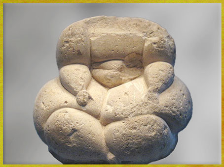 D'après une statue féminine, sculpture en pierre, possible déesse-mère, IVe- IIIe, millénaire avjc, Malte, néolithique. (Marsailly/Blogostelle)