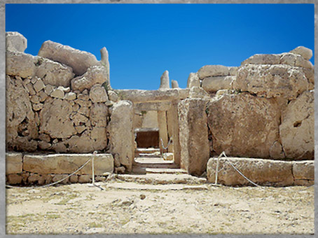 D'après les sanctuaires de Mnajdra, IVe -IIIe millénaire avjc, complexes mégalithiques de Malte, néolithique. (Marsailly/Blogostelle)