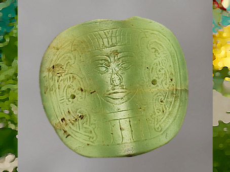 D’après une rondelle, jade vert, motif face humaine, culture de Longshan, 2500- 1800 avjc, Shandong, néolithique, Chine ancienne. (Marsailly/Blogostelle) 