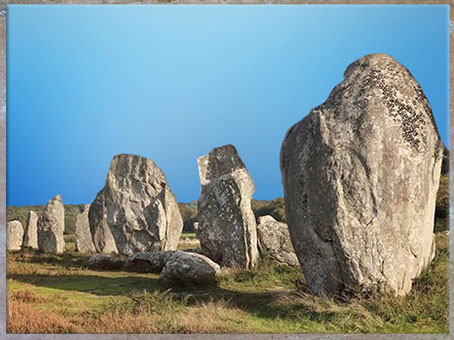 D'après des alignements de menhirs, Carnac, mégalithes, Bretagne, France, néolithique. (Marsailly/Blogostelle)