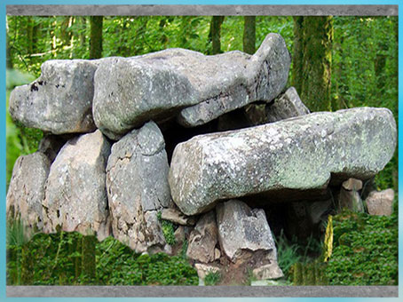 D'après un dolmen à couloirs, mégalithes, Roch-Feutet, Carnac, Bretagne, France, néolithique. (Marsailly/Blogostelle)