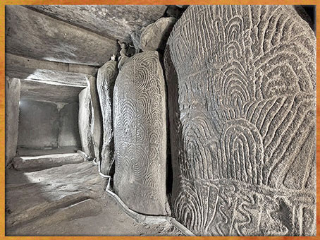 D'après le dolmen de Gavrinis, couloirs et dalles orthostates , vers 3500 ans avjc, Morbihan, Bretagne, France, IVe millénaire avjc, néolithique. (Marsailly/Blogostelle)