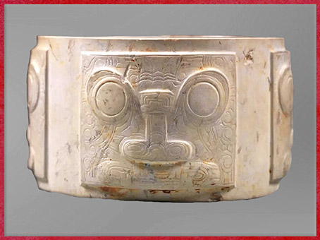 D’après un cylindre, extérieur quadrangulaire, motif mufle-taotie, jade blanc, 3200-2200 avjc, culture de Liangzhu, fin néolithique, Chine ancienne. (Marsailly/Blogostelle) 