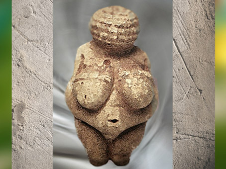 D'après la Vénus de Willendorf, nue et parée, gravettien, Autriche, paléolithique. (Marsailly/Blogostelle)