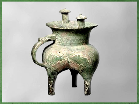 D’après un bronze rituel tripode, formes en mamelles, récipient à vin, fin XIe siècle avjc, dynastie des Zhou occidentaux, Shaanxi, âge du Bronze, Chine ancienne. (Marsailly/Blogostelle) 