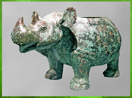 D’après un bronze rituel zoomorphe, rhinocéros, vase zun à vin, XIIe-XIe siècle avjc, dynastie Shang, âge du Bronze, Chine ancienne. (Marsailly/Blogostelle) 