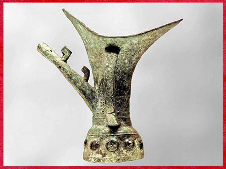 D’après une coupe à libation jiao, bronze rituel, XVIIIe siècle avjc, époque de la traditionnelle dynastie Xia, vers 2100-2000 - 1700-1600 avjc, Chine ancienne. (Marsailly/Blogostelle) 