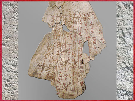 D’après un os oraculaire, inscriptions divinatoires, règne du roi Wu Ding, 1200 avjc, dynastie Shang, âge du Bronze, Chine ancienne. (Marsailly/Blogostelle) 