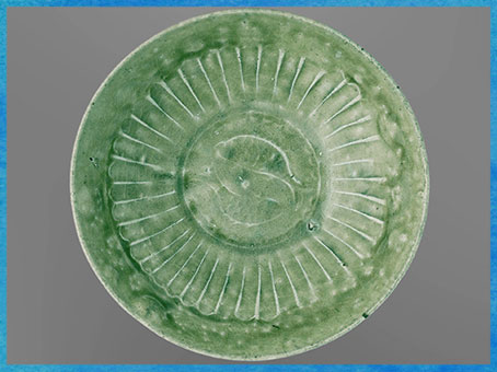 D’après une coupe, céramique céladon, grès et glaçure, décor moulé, motif poissons Yin-Yang, 1200 -1400, Vietnam, influence et technique chinoise. (Marsailly/Blogostelle) 