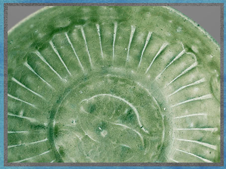 D’après une coupe, céramique céladon, grès et glaçure, décor moulé, motif poissons Yin-Yang, 1200 -1400, Vietnam, influence et technique chinoise. (Marsailly/Blogostelle) 