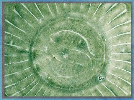 D’après une coupe, céramique céladon, grès et glaçure, décor moulé, motif poissons Yin-Yang, 1200 -1400, Vietnam, influence et technique chinoise. (Marsailly/Blogostelle) 