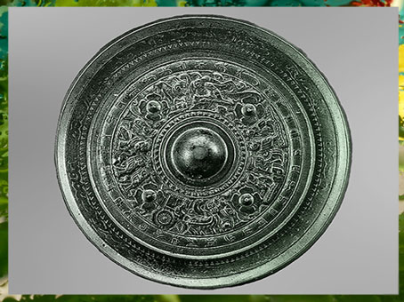 D’après un miroir à décor taoïste, bronze, au nom de Long, dynastie des Han orientaux, 23-221 apjc, inscription poétique de 32 caractères, Chine ancienne. (Marsailly/Blogostelle) 