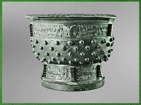 D’après un vase ding gui pour la nourriture, bronze rituel, motif taotie, fin dynastie Shang, XIVe-XIe siècle avjc, âge du Bronze, Chine ancienne. (Marsailly/Blogostelle) 