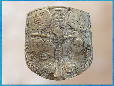 D'après une face de taotie, ivoire sculpté, dynastie Shang, XIIe - XIe siècle avjc, âge du Bronze, Chine ancienne. (Marsailly/Blogostelle) 