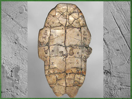 D’après une inscription divinatoire, écaille de tortue, XIIIe siècle avjc, dynastie Shang, règne roi Wu Ding, âge du Bronze, Chine ancienne. (Marsailly/Blogostelle) 