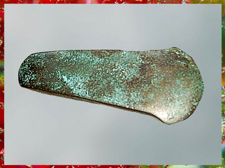 D'après une hache naviforme, cuivre, IIIe-IIe millénaires avjc, chalcolithique-âge du Bronze. (Marsailly/Blogostelle)